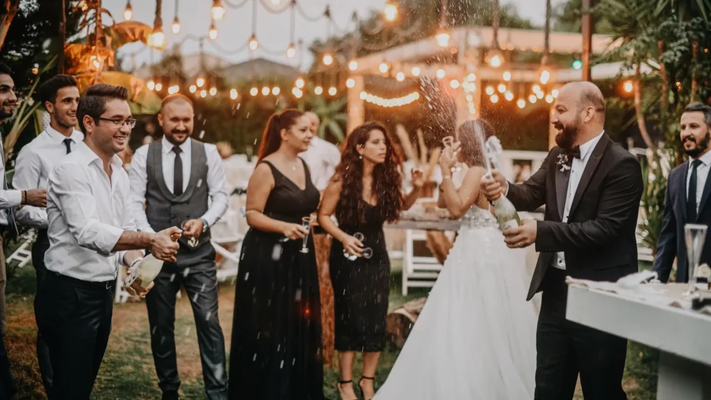 Grupo de personas celebrando una boda con servicios como discomóvil, mobiliario y animación de bodasyeventos.es