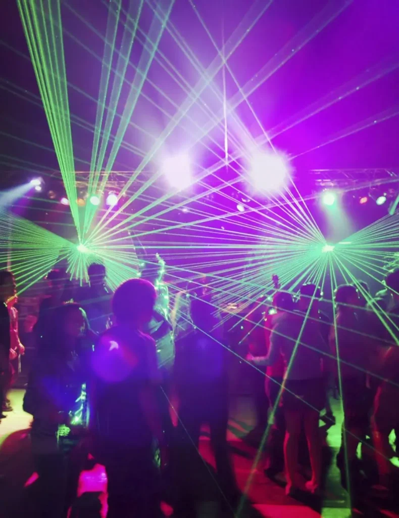 Equipo de discomóvil con luces, sonido y cabina DJ para animar cualquier celebración, ofrecido por Bodas&Eventos